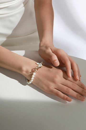 Glitrende hvidt perle stretch armbånd med sommerfugl